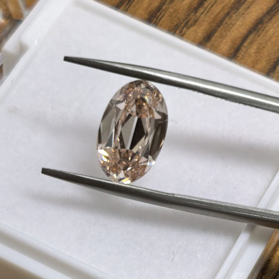 Champagne diamond/Oval Old Mine/4.04CT/FANCY LIGHT BROWN